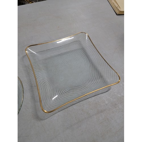 309 - 3x chance glass atomic swirl platters with carry handles along with 2x other platters