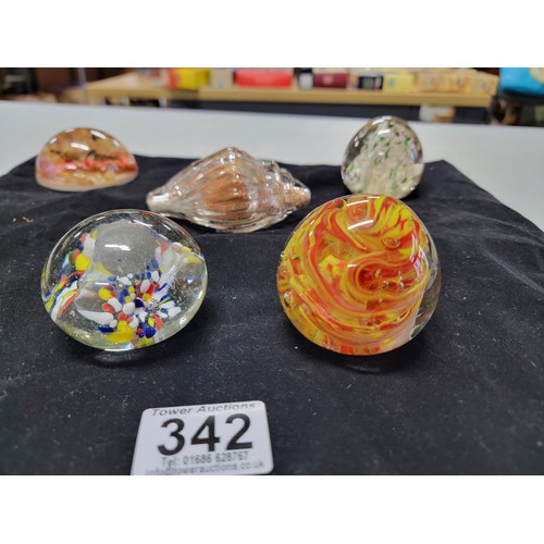 342 - Collection of 12x varied paperweights inc sand filled paperweight in the style of a shell, swirl des... 