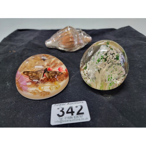 342 - Collection of 12x varied paperweights inc sand filled paperweight in the style of a shell, swirl des... 