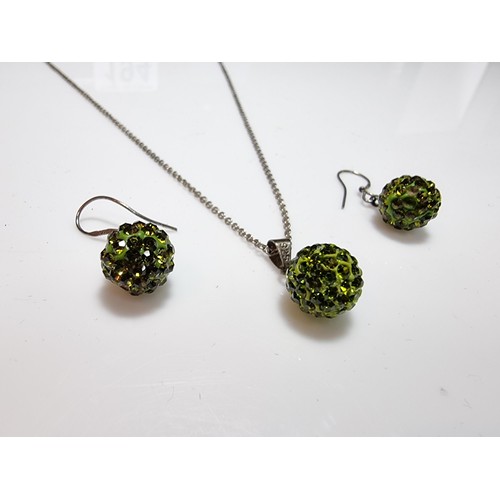 194 - A 925 silver matching jewellery set with a green beaded design to include pendant, chain and earring... 