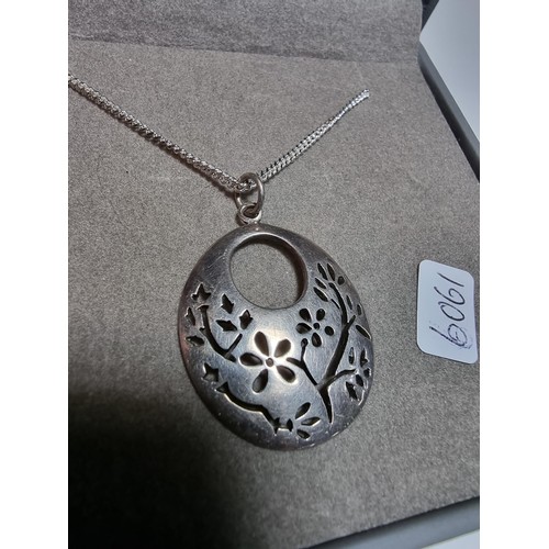 195 - A pretty 925 silver pierced pendant with a floral design fitted in its original box on an 18