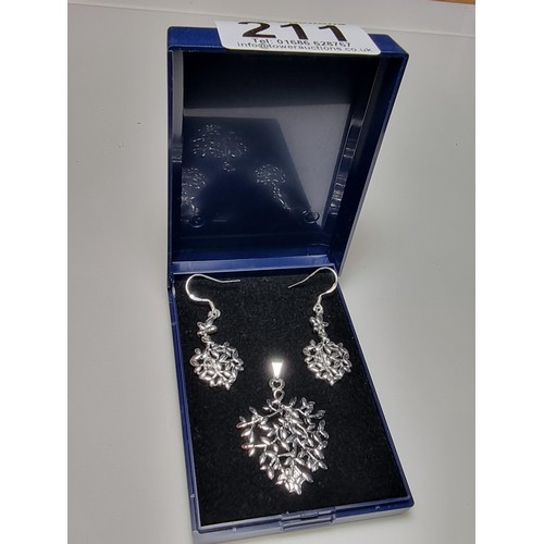 211 - An as new matching 925 silver jewellery set to include a 925 silver pair of drop earrings and a matc... 