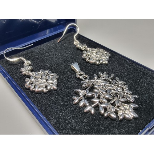 211 - An as new matching 925 silver jewellery set to include a 925 silver pair of drop earrings and a matc... 