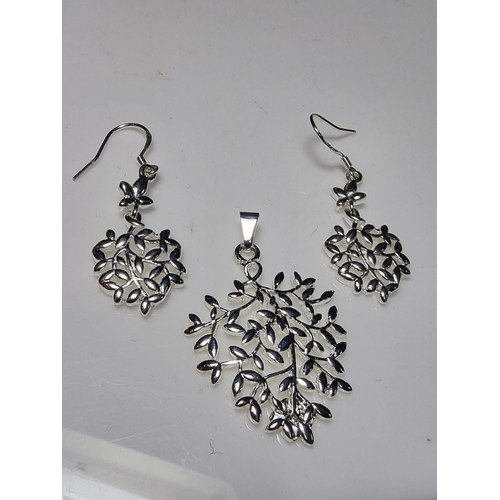 211 - An as new matching 925 silver jewellery set to include a 925 silver pair of drop earrings and a matc... 