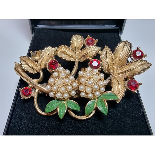 220 - A very pretty ornate gilt brooch in the scene of 2 strawberries with fauna and red jewels, a very at... 