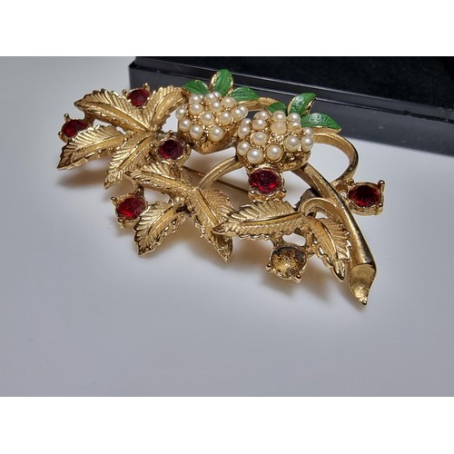 220 - A very pretty ornate gilt brooch in the scene of 2 strawberries with fauna and red jewels, a very at... 