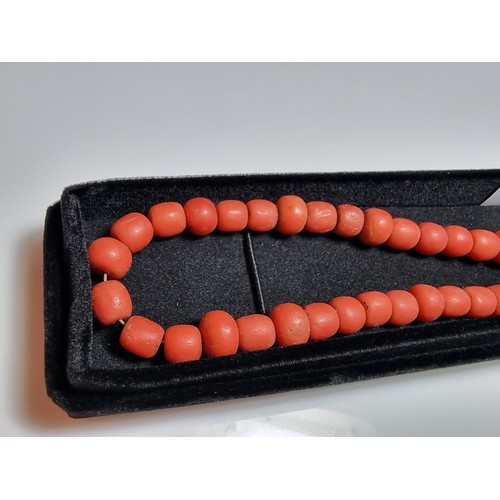 225 - A good vintage genuine coral beaded necklace in good vintage condition, clasp requires some attentio... 