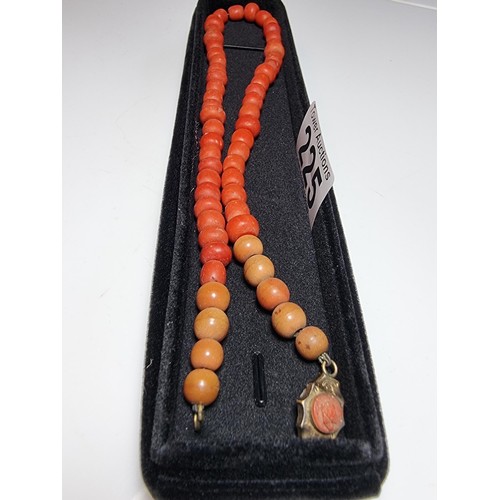 225 - A good vintage genuine coral beaded necklace in good vintage condition, clasp requires some attentio... 