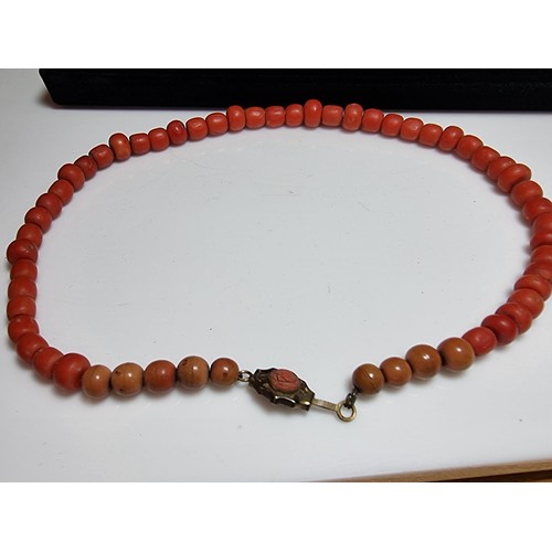 225 - A good vintage genuine coral beaded necklace in good vintage condition, clasp requires some attentio... 