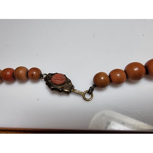 225 - A good vintage genuine coral beaded necklace in good vintage condition, clasp requires some attentio... 