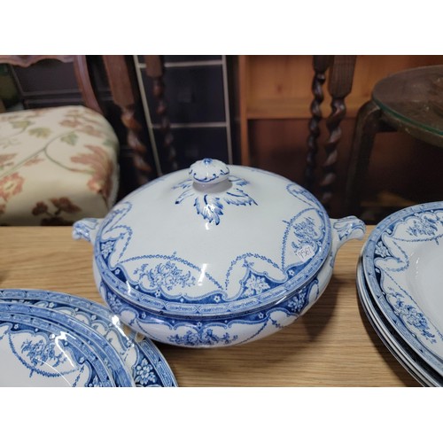 369 - 30x piece part dinner set by Universe British in blue and white garland design includes 2x tureens, ... 