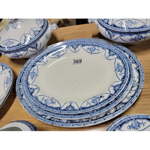 369 - 30x piece part dinner set by Universe British in blue and white garland design includes 2x tureens, ... 