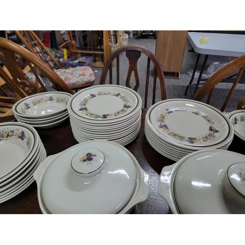 370 - Comprehensive 90 plus Royal Doulton Harvest Garland Lambeth Ware 1976, dinner tea set, inc Teapot, m... 