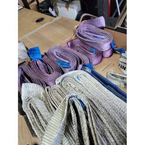 391 - Box containing a large quantity of 20 plus lifting straps all in good order of various sizes