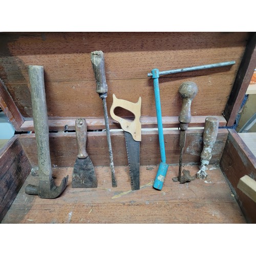 401 - Good quality vintage wooden tool box containing a quantity of tools inc planners, spirit level, chis... 