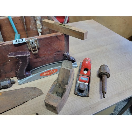 401 - Good quality vintage wooden tool box containing a quantity of tools inc planners, spirit level, chis... 