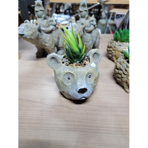 425 - Quantity of garden items inc a bee and insect box, pair of bear ornaments with fox and hedgehog on t... 