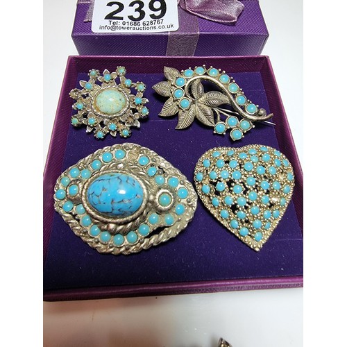 239 - A quantity of 5x good vintage brooches all inset with turquoise stones to include a pretty turtle fo... 