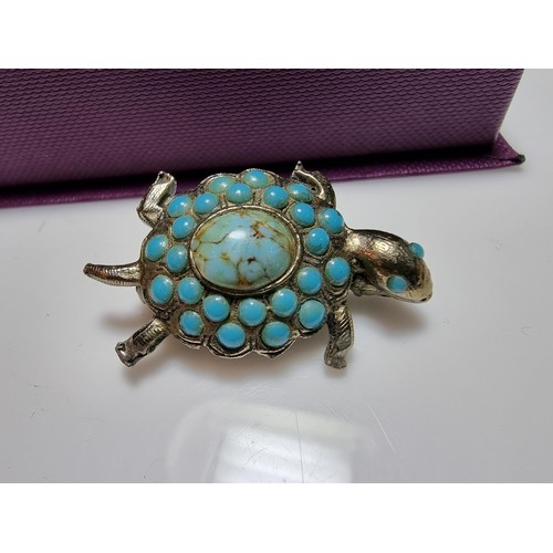 239 - A quantity of 5x good vintage brooches all inset with turquoise stones to include a pretty turtle fo... 