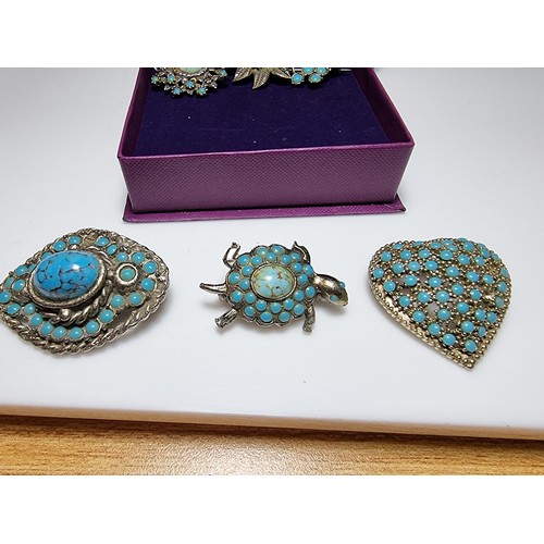 239 - A quantity of 5x good vintage brooches all inset with turquoise stones to include a pretty turtle fo... 