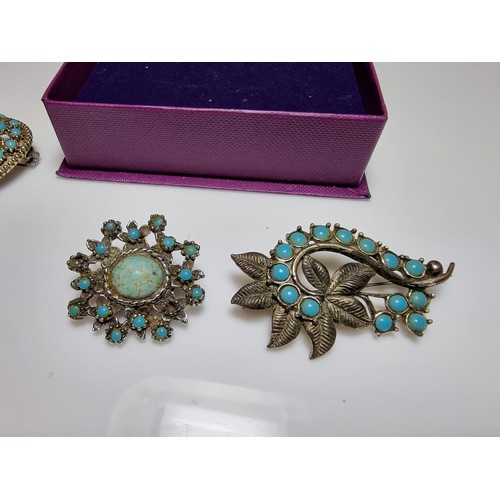 239 - A quantity of 5x good vintage brooches all inset with turquoise stones to include a pretty turtle fo... 