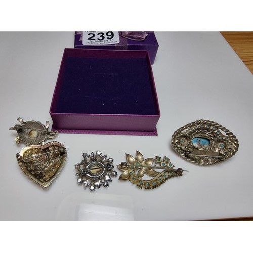 239 - A quantity of 5x good vintage brooches all inset with turquoise stones to include a pretty turtle fo... 