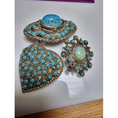 239 - A quantity of 5x good vintage brooches all inset with turquoise stones to include a pretty turtle fo... 