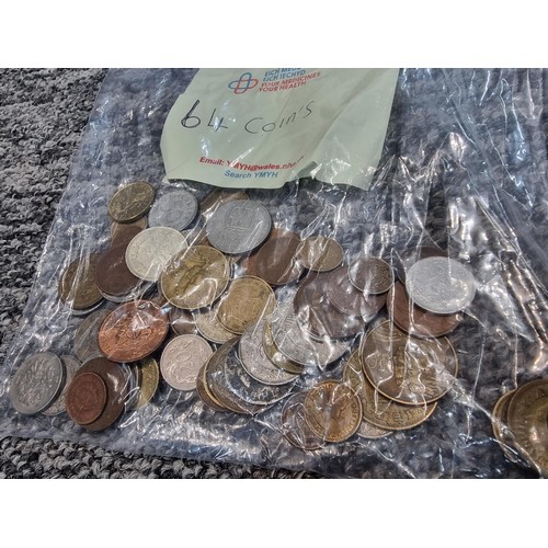 243 - A large collection of organized world coins in 17 bags all stating quantities, please study the phot... 