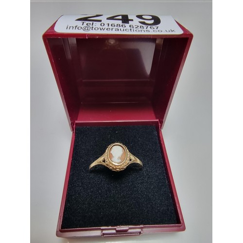 249 - A hallmarked 9ct yellow gold cameo ring with a portrait of a lady looking right in good clean condit... 