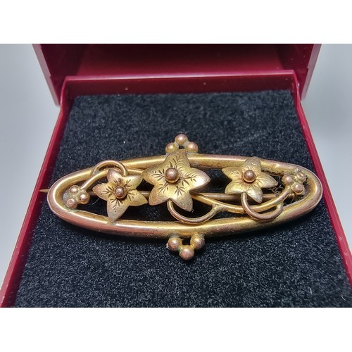 252 - A pretty hallmarked yellow gold vintage brooch with a flower design in excellent clean condition, ca... 