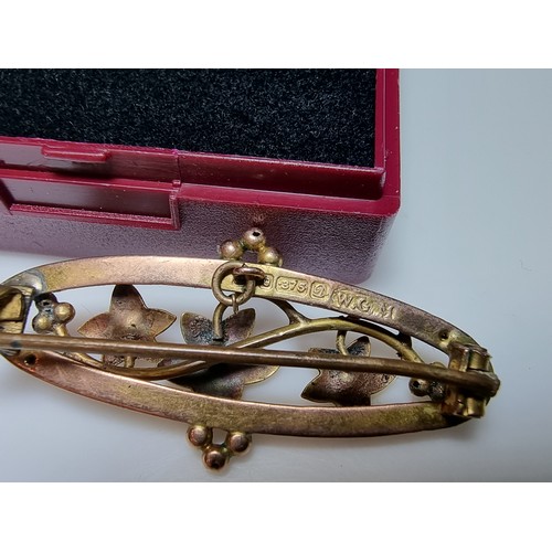 252 - A pretty hallmarked yellow gold vintage brooch with a flower design in excellent clean condition, ca... 