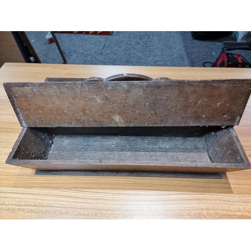 283 - A good solid oak Edwardian 2 compartment carrying box, carved to the top A.D 1913, has a height of 2... 