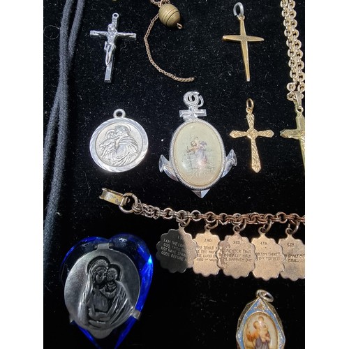 284 - A suite of various religious related jewellery to include many Crucifix's and crosses some with Rosa... 