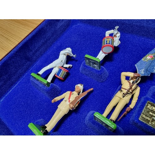 286 - A good Britain's The Royal Marines ltd edition 10 metal figure set, all beautifully hand painted in ... 