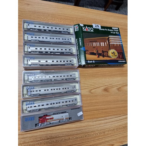 24 - A Kato N gauge 106-6003 Santa fe super chief 4 coach set, plus 2 matching boxed coaches and matching... 