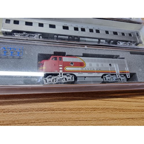 24 - A Kato N gauge 106-6003 Santa fe super chief 4 coach set, plus 2 matching boxed coaches and matching... 