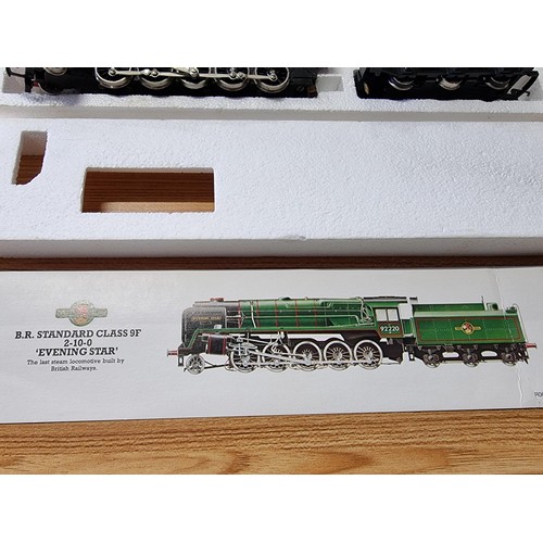 31 - A boxed Hornby R065BR 2-10-0 evening star locomotive and tender 92220, boxed and had a test run, in ... 