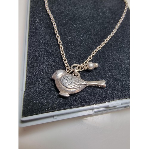 174 - Pretty 925 silver bracelet featuring a bird charm in clean condition. Boxed. Size 7