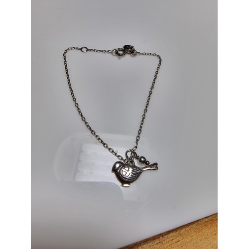 174 - Pretty 925 silver bracelet featuring a bird charm in clean condition. Boxed. Size 7