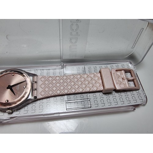 179 - Ladies Swatch wristwatch in a light pink / copper colour, fitted in its original Swatch case. In goo... 