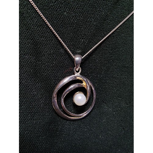 182 - 925 silver pendant inset with a genuine pearl on long 20