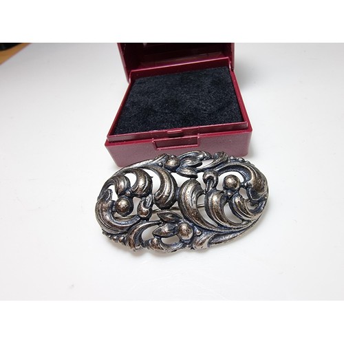 184 - Vintage sterling silver brooch with an Art Nouveau design. In good clean condition, boxed. Brooch me... 