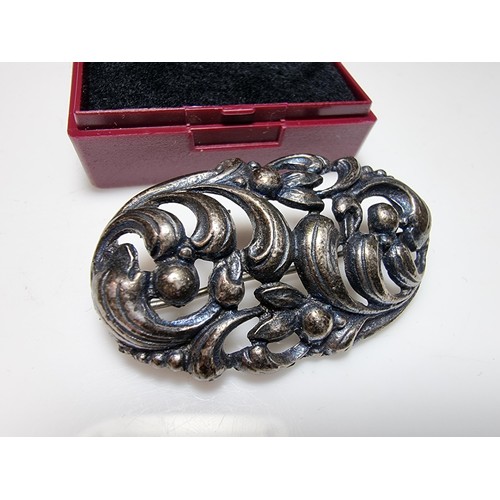 184 - Vintage sterling silver brooch with an Art Nouveau design. In good clean condition, boxed. Brooch me... 