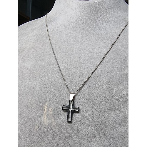 181 - Crystal glass cross pendant on a 18