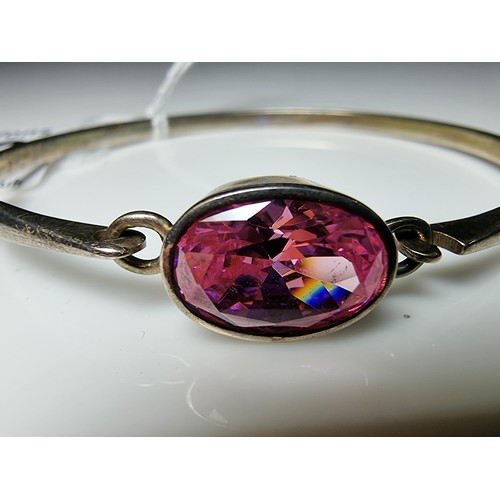 186 - Good 925 silver bangle inset with a large pink oval CZ crystal stone which is sparkly and lively, In... 