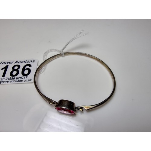 186 - Good 925 silver bangle inset with a large pink oval CZ crystal stone which is sparkly and lively, In... 