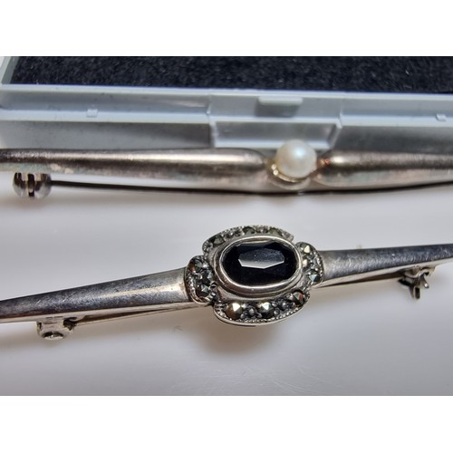 206 - 2x vintage 925 silver bar brooches to include one inset with a faux pearl other inset with an onyx s... 