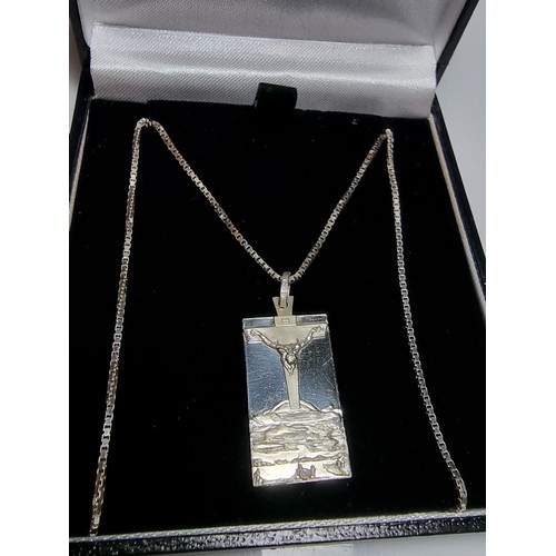 207 - Good quality 925 silver pendant of a highly polished finish. The pendant depicts Jesus on the crucif... 