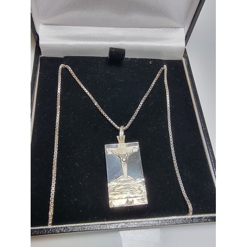 207 - Good quality 925 silver pendant of a highly polished finish. The pendant depicts Jesus on the crucif... 