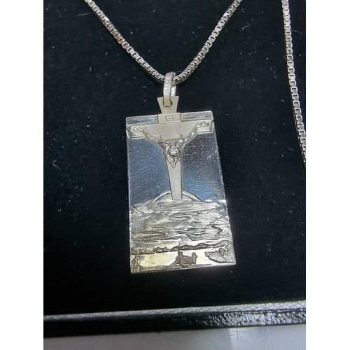 207 - Good quality 925 silver pendant of a highly polished finish. The pendant depicts Jesus on the crucif... 